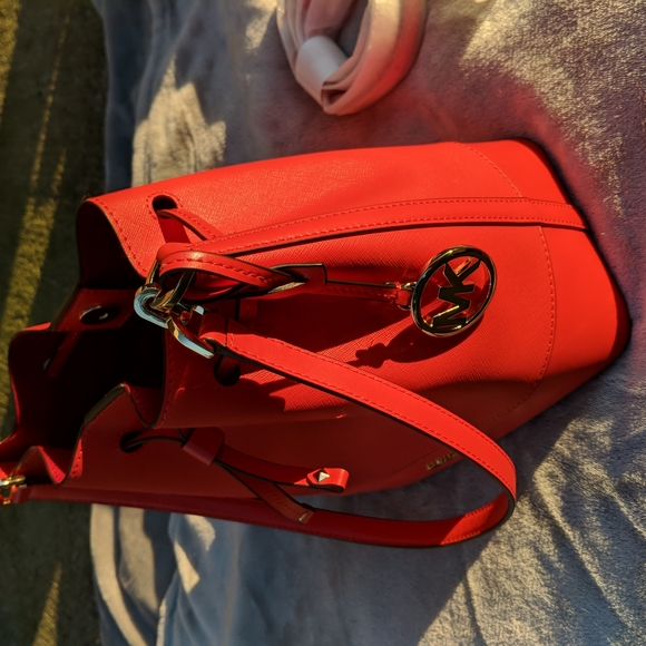 Michael Kors Eva Bucket Bag - Picture 4 of 12